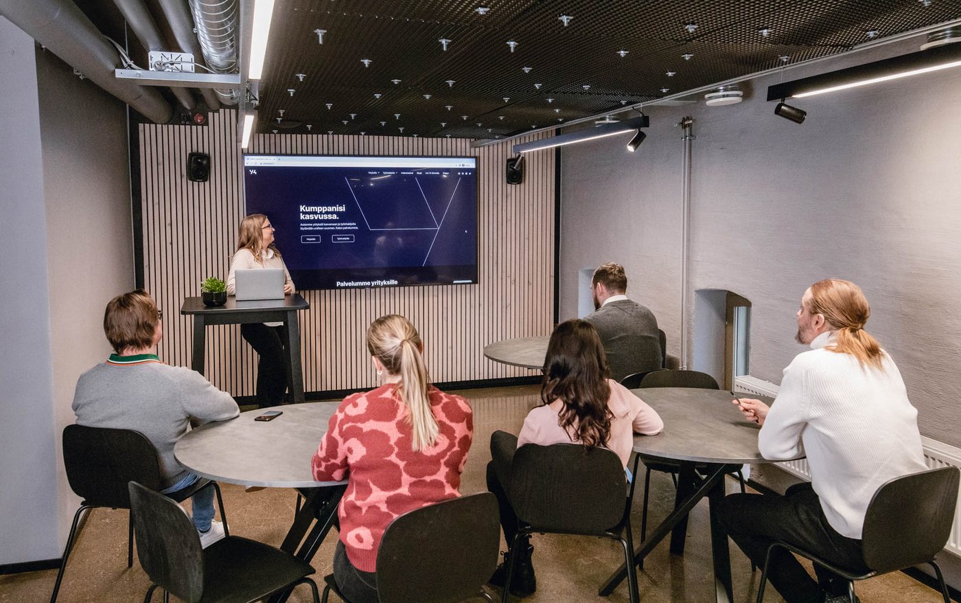 Kouluttaja esittelemässä aineistoa ryhmälle Y4 Worksin tiloissa